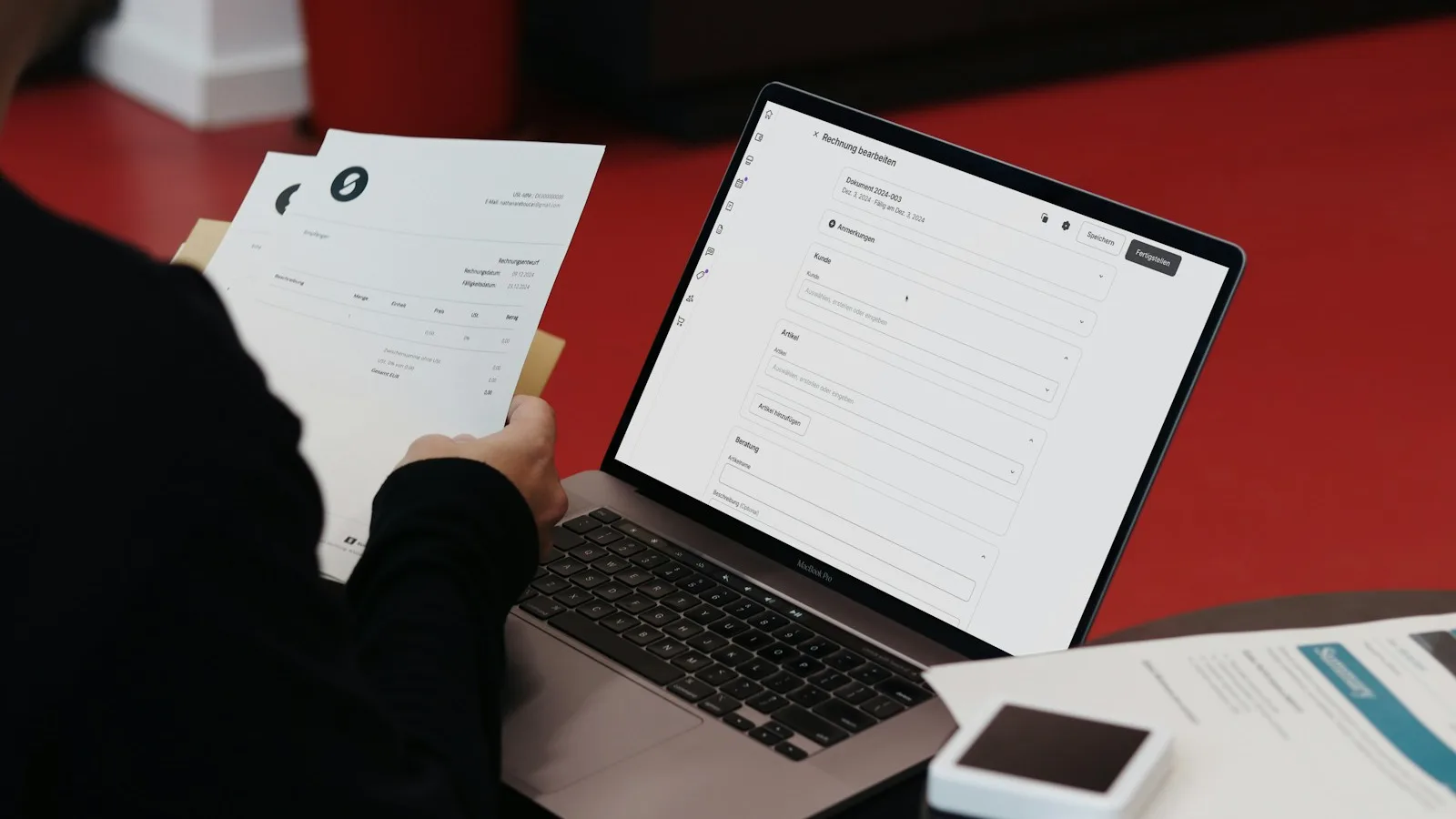 Orang memeriksa invoice dan pembayaran digital di laptop sebelum approval.