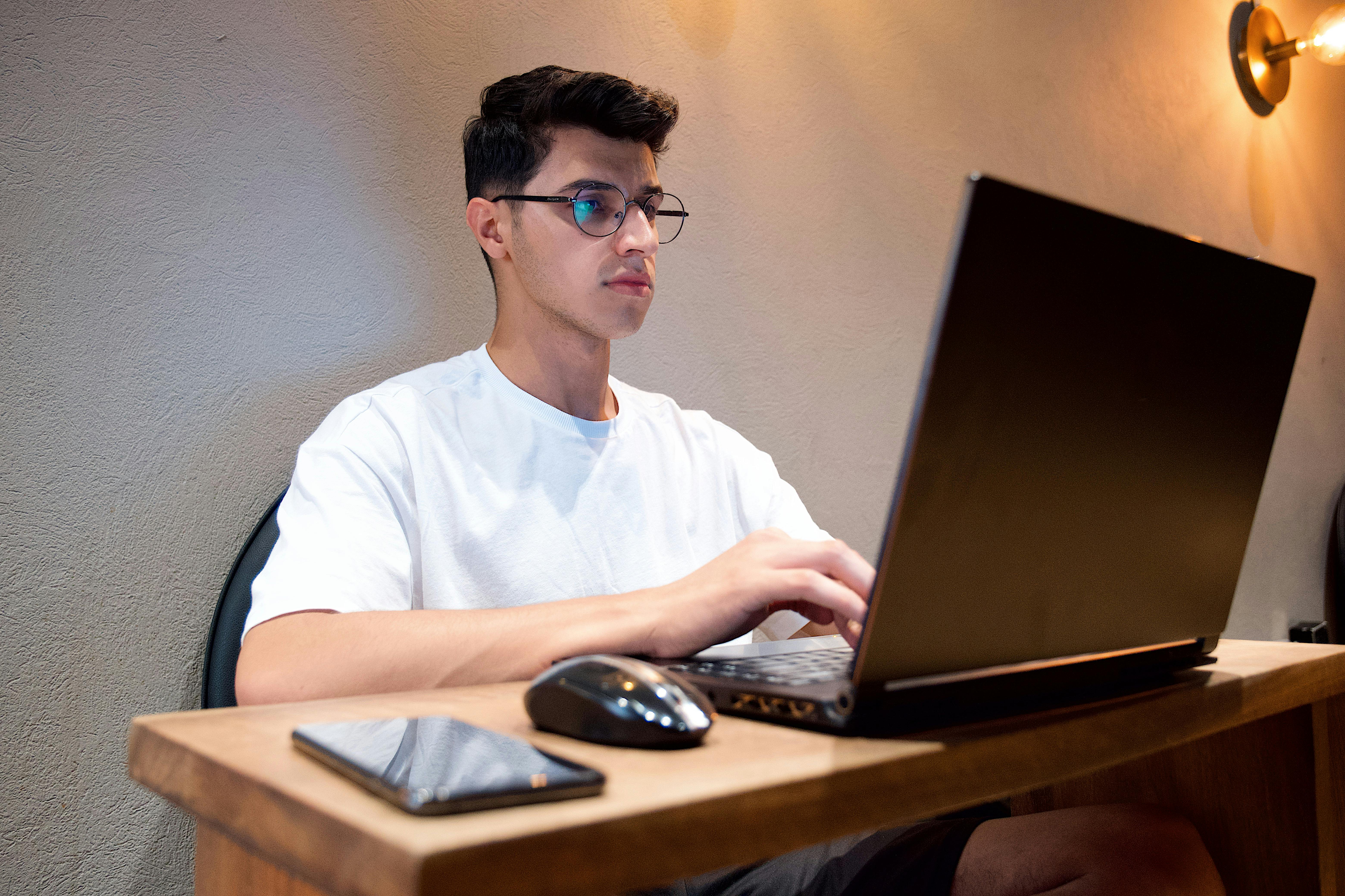 Tech lead meninjau akses developer Android, ownership akun, dan kesiapan rilis aplikasi di laptop dengan smartphone di meja kerja