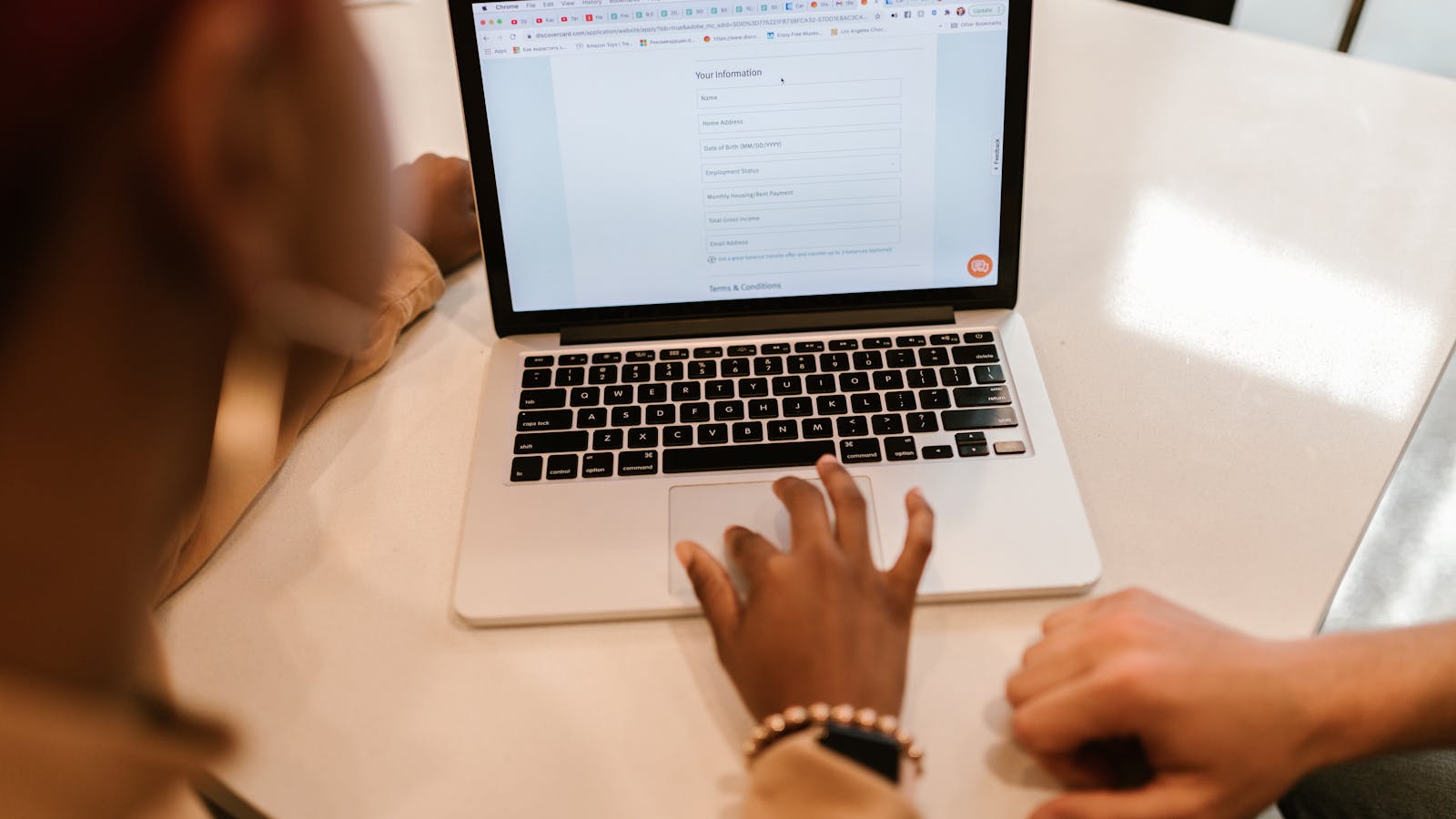 Seseorang menggunakan laptop dengan tampilan form online multi-field