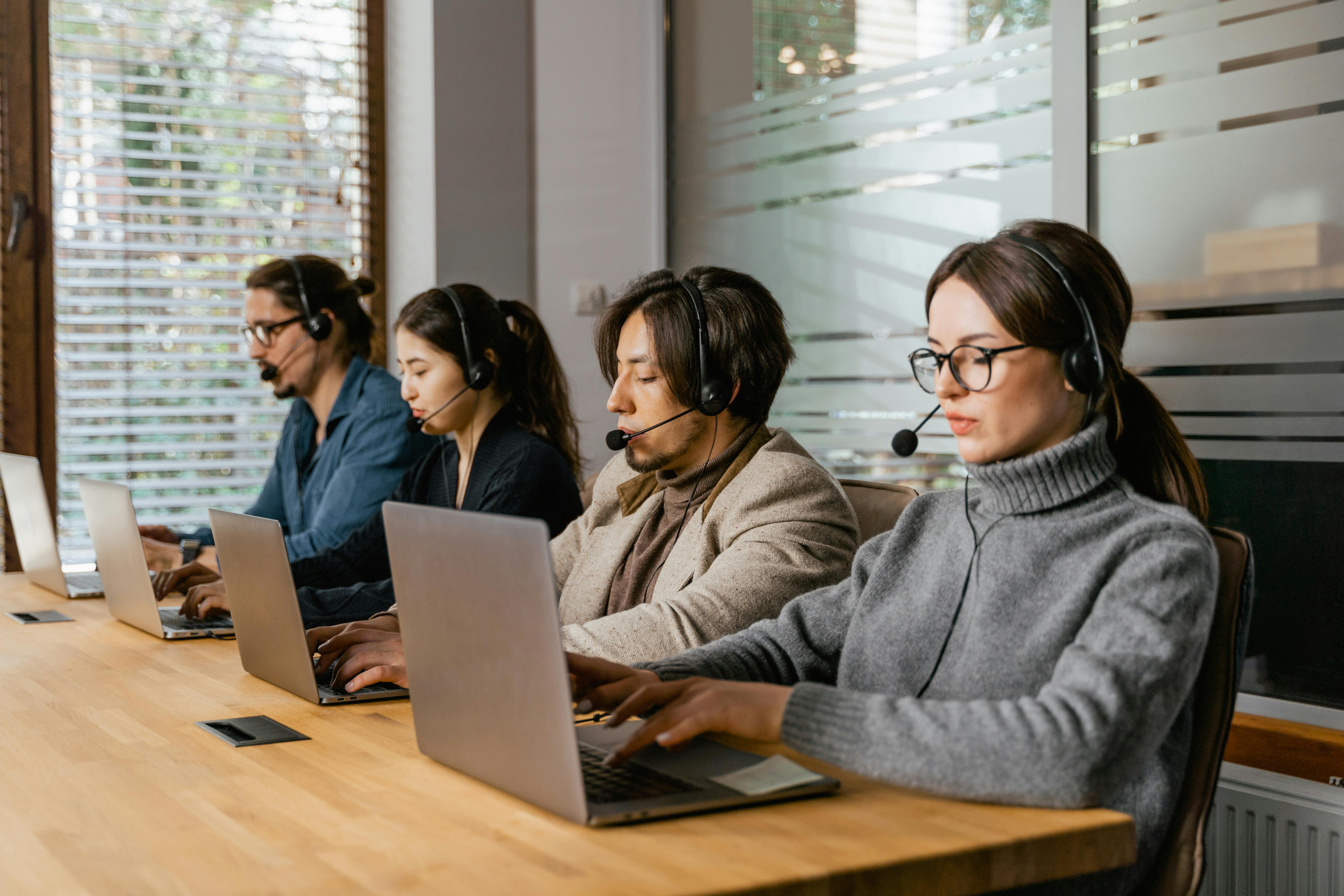 Tim support meninjau alur login portal pelanggan dari laptop di ruang kerja.