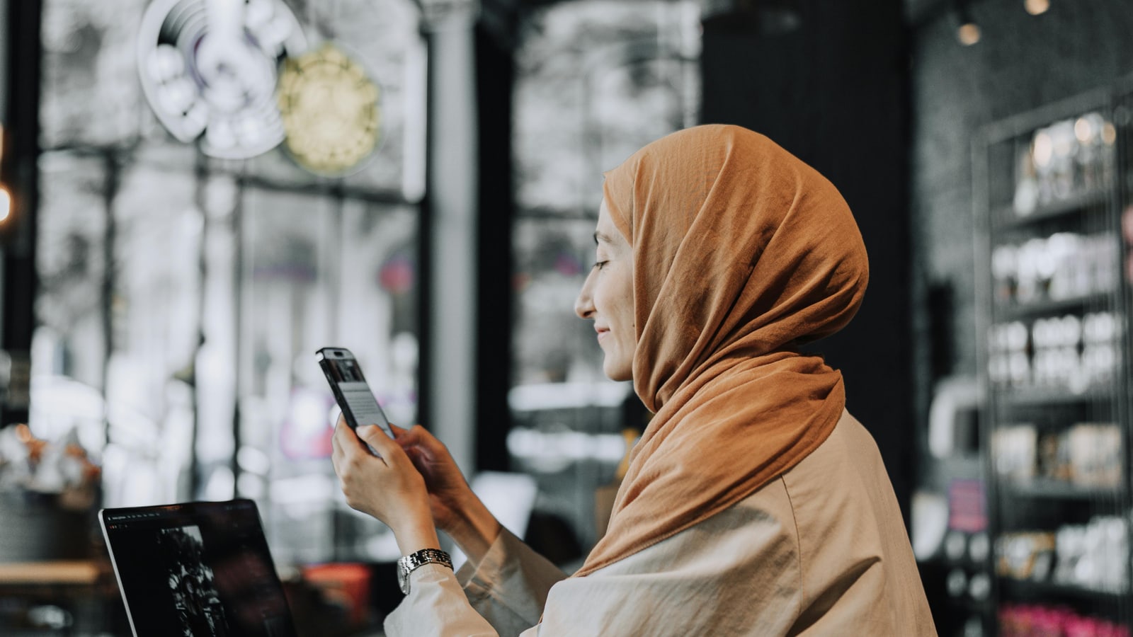 Tim bisnis mengaudit jalur WhatsApp, form kontak, dan halaman bantuan agar lead baru dan support pelanggan tidak bercampur